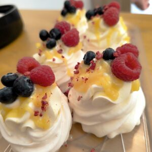Pavlova s lemon curdem